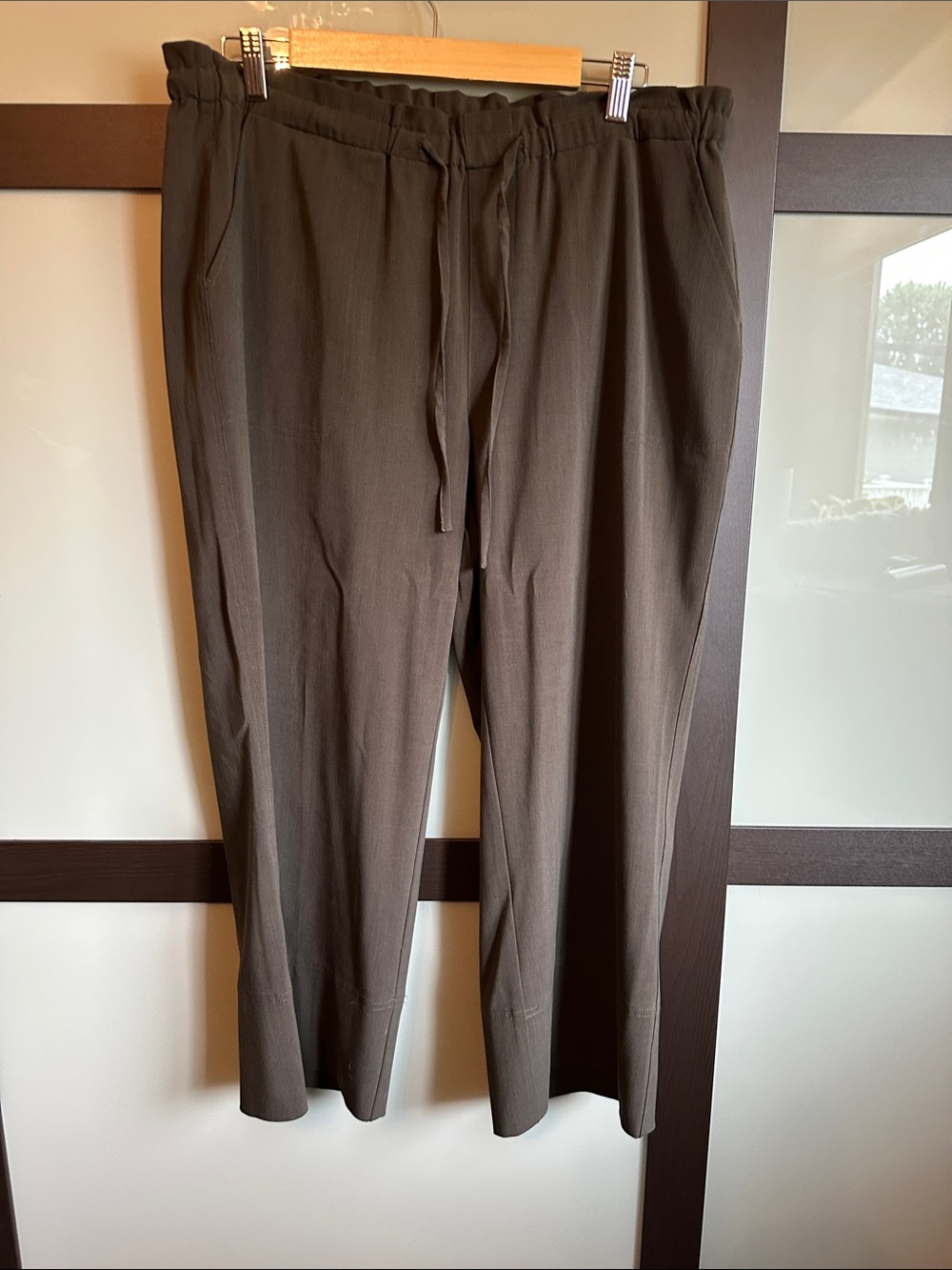 Women’s Liverpool Cropped Wide Leg Chinos in Dark Olive size XL